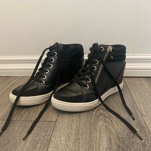 Brand: Aldo 
Size: 7 Women
Color: Black/White/Gold